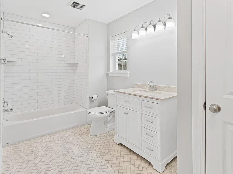 731 E Elm St — Photo 32