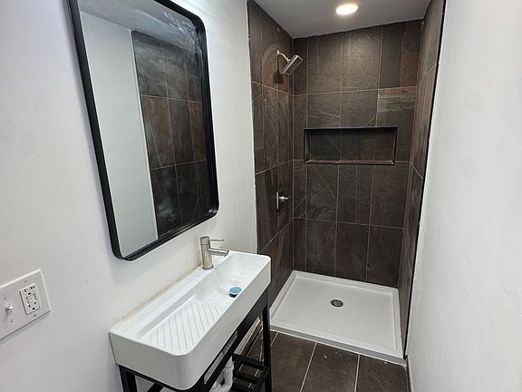 4th image of 839 S Jackson St #2