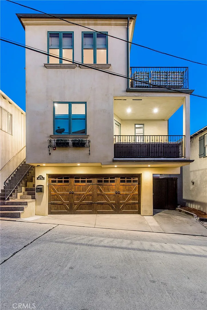 Building Photo - 320 33rd Pl