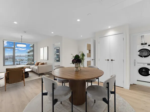 755 Harbourside Dr #401, North Vancouver, BC V7P 3R7