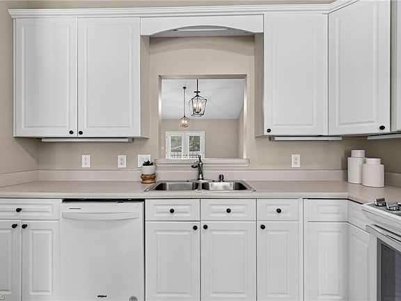 4th image of 122 Olde Manor Ct