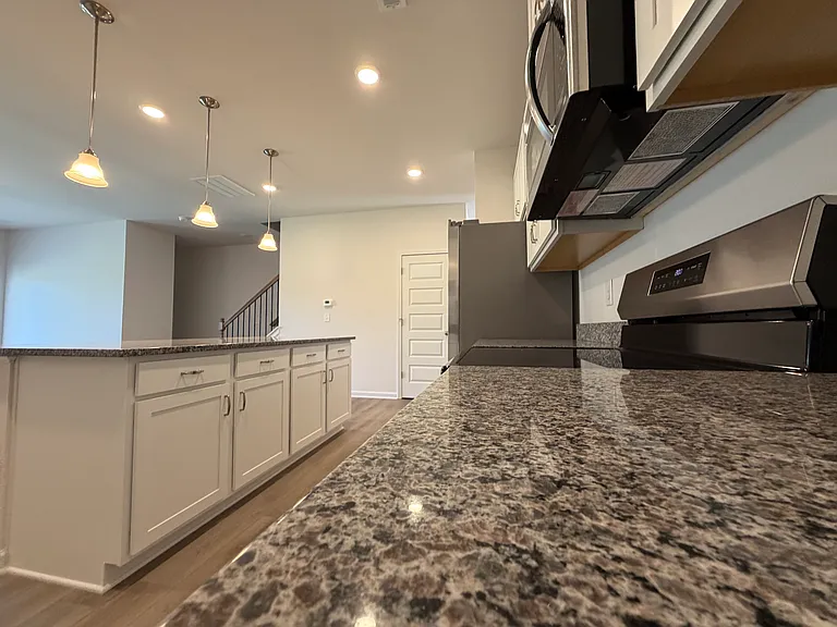 4913 Dresden Loop — Photo 10