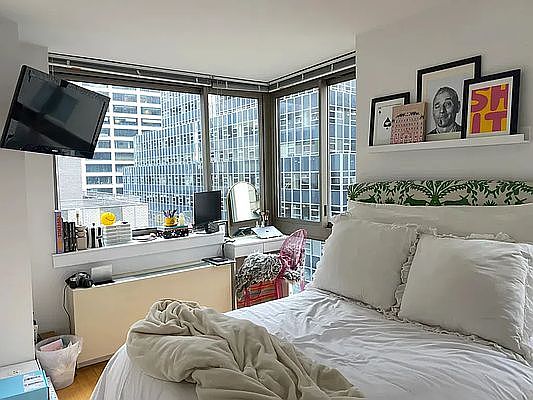 2nd image of 90 Nassau St APT 7