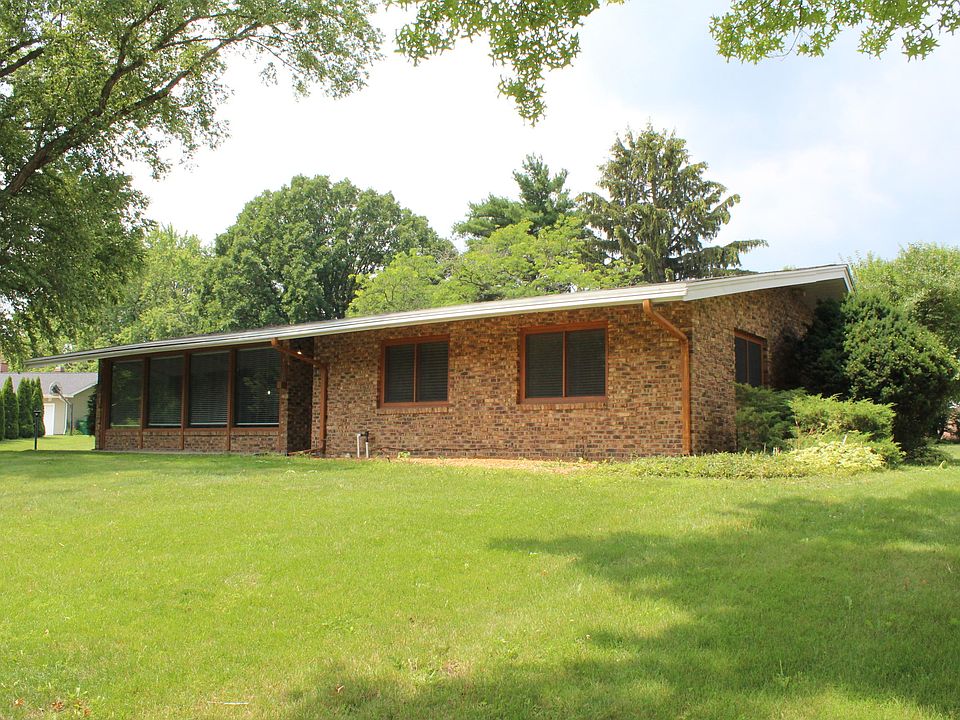 1st image of 820 Iroquois Trl
