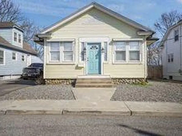 48 Upland Ave, East Greenwich, RI 02818