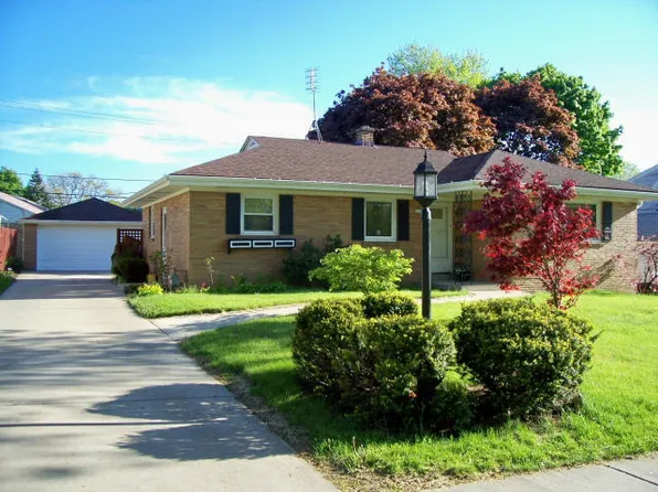 8325 W Wisconsin Ave, Wauwatosa, WI 53213