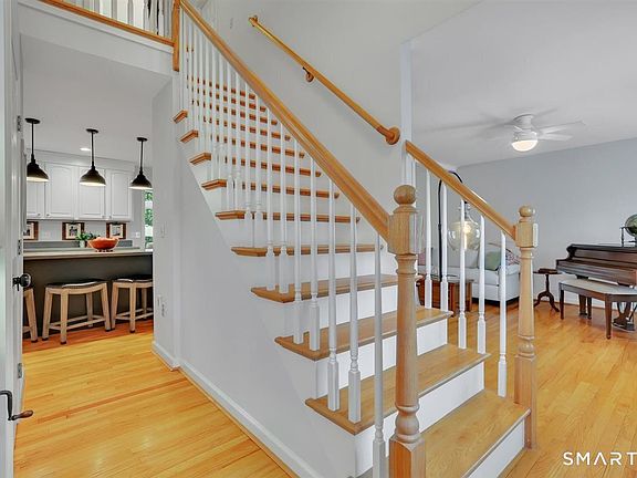 3rd image of 280 Carli Boulevard