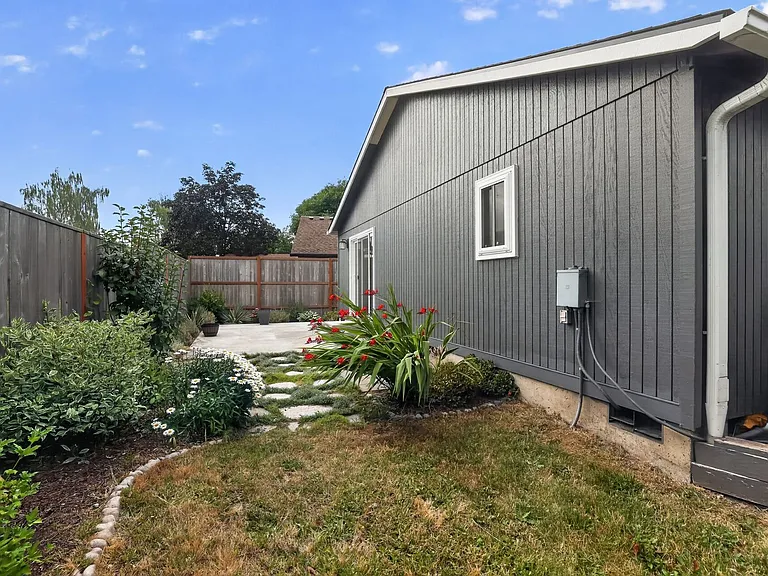 2306 SW Augusta Dr — Photo 3