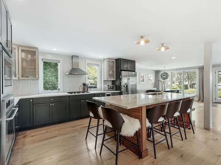 49 Beach Rd — Photo 16