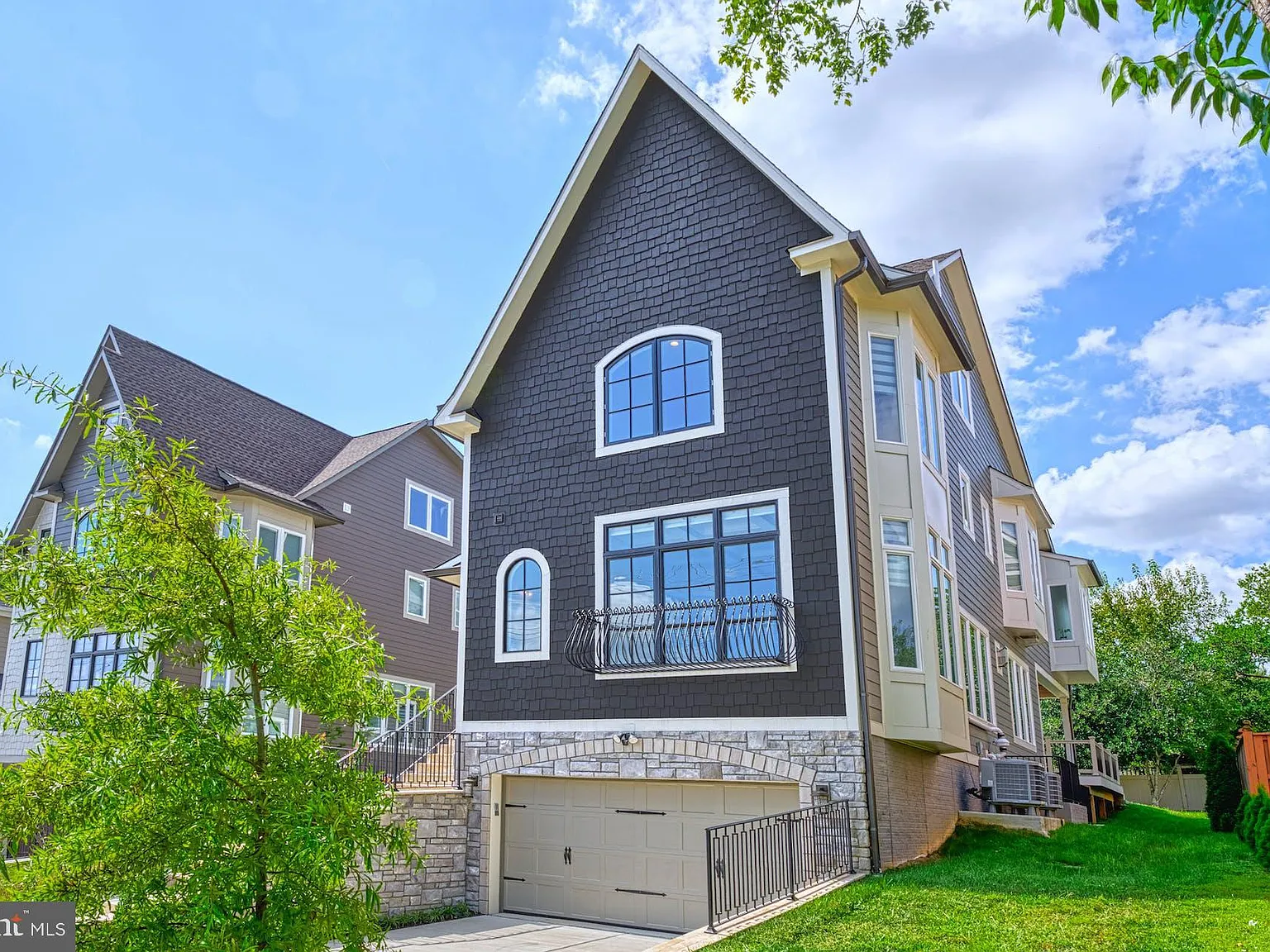 6 bed, 5.5 bath, 4874 sqft, $9,000 — Photo 2