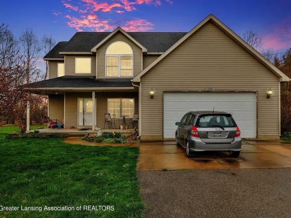 8206 Mockingbird Ln, Eaton Rapids, MI 48827