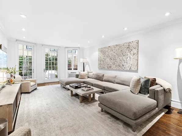 165 East 71st Street image 2 of 12