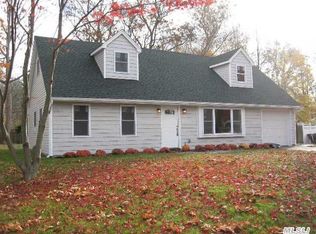 37 Winfield Davis Dr, Coram, NY 11727