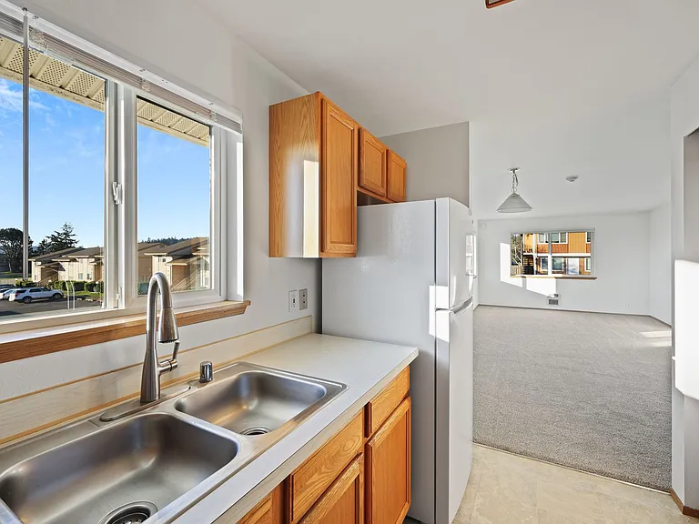 Borders Edge Apartments - Oak Harbor St — Photo 8