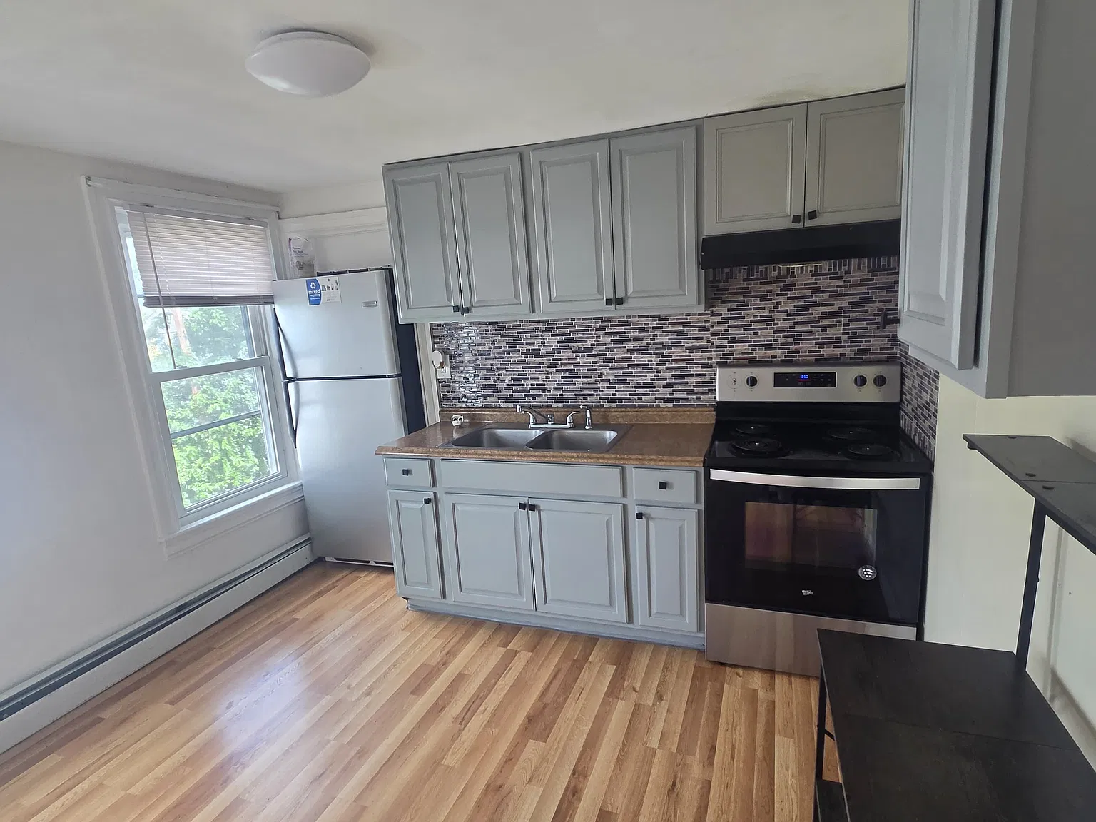 3 bed, 1001 sqft, $2,100 — Photo 2