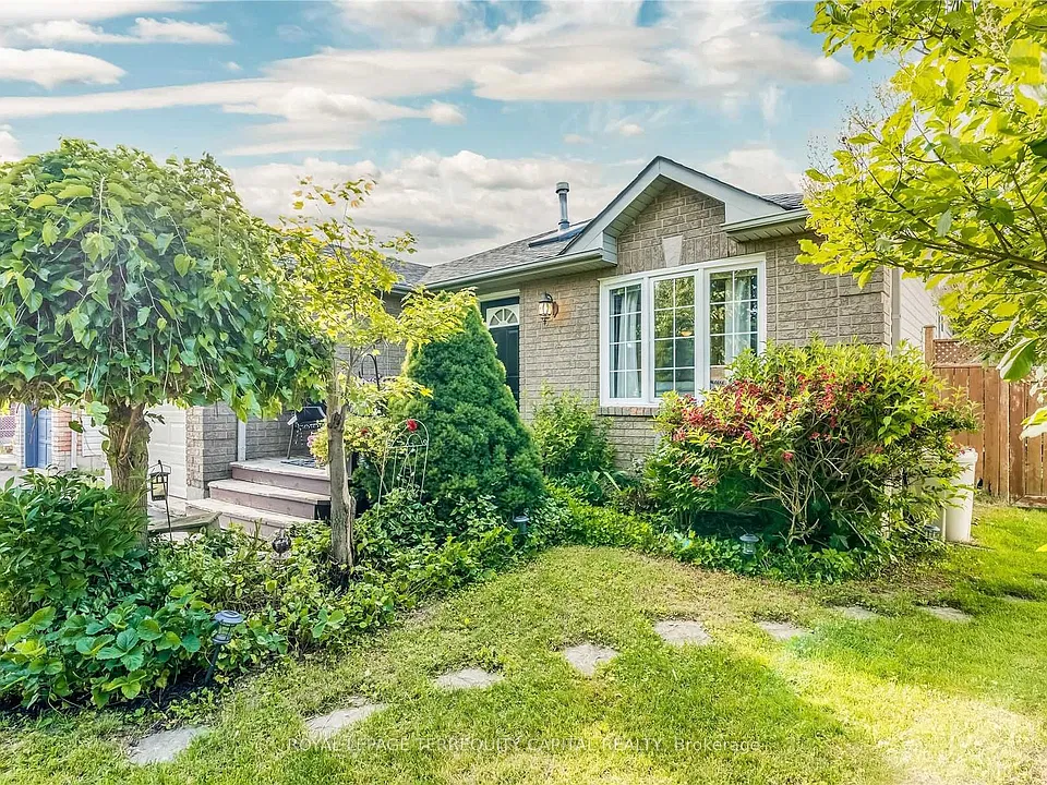 25 Whitehorn Cres #LOWER