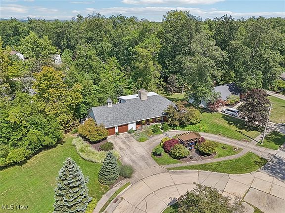 4th image of 990 Shorewood Dr