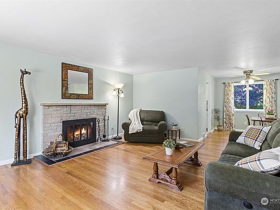 2nd image of 17910 1st Avenue NE