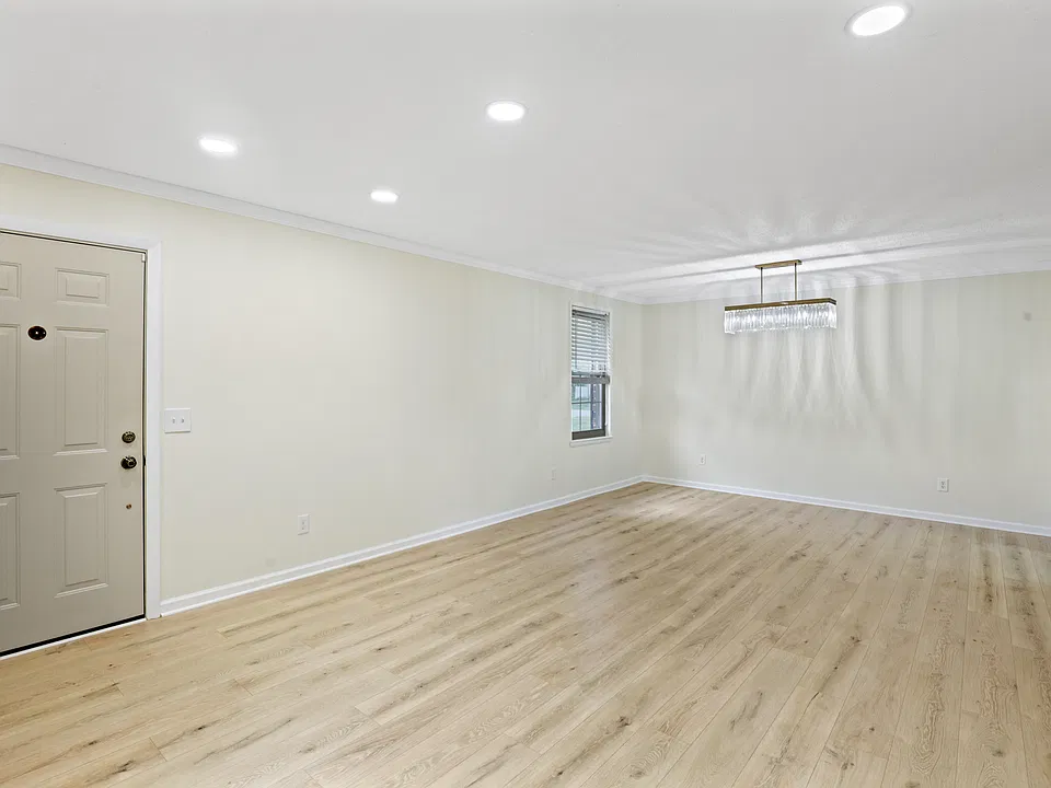 All brand new flooring, paint, and fixtures!
