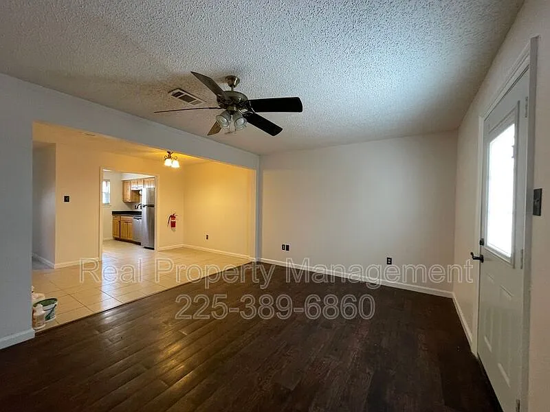 Central Place — Photo 3
