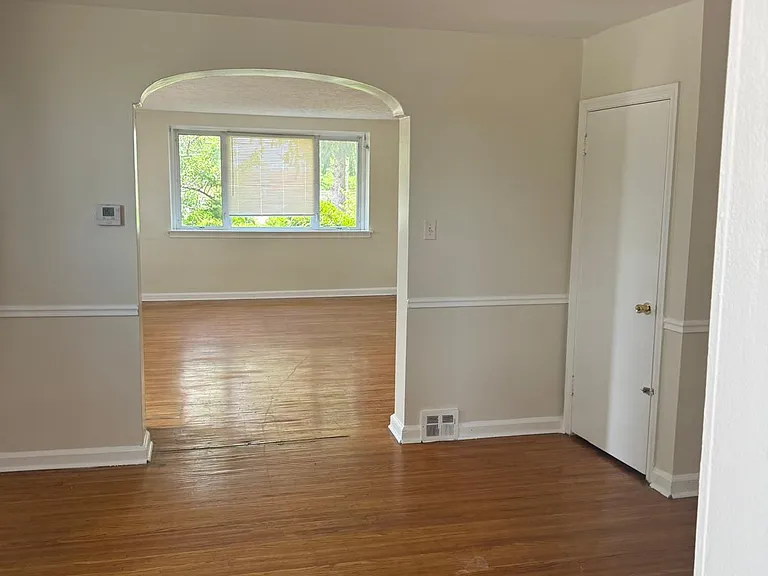 1100 Longshore Ave — Photo 3