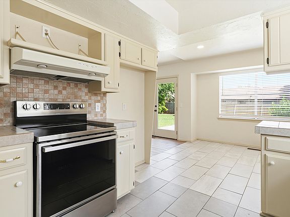 3rd image of 616 SW 23rd St