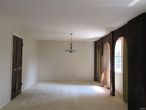 4th image of 321 N Village Dr