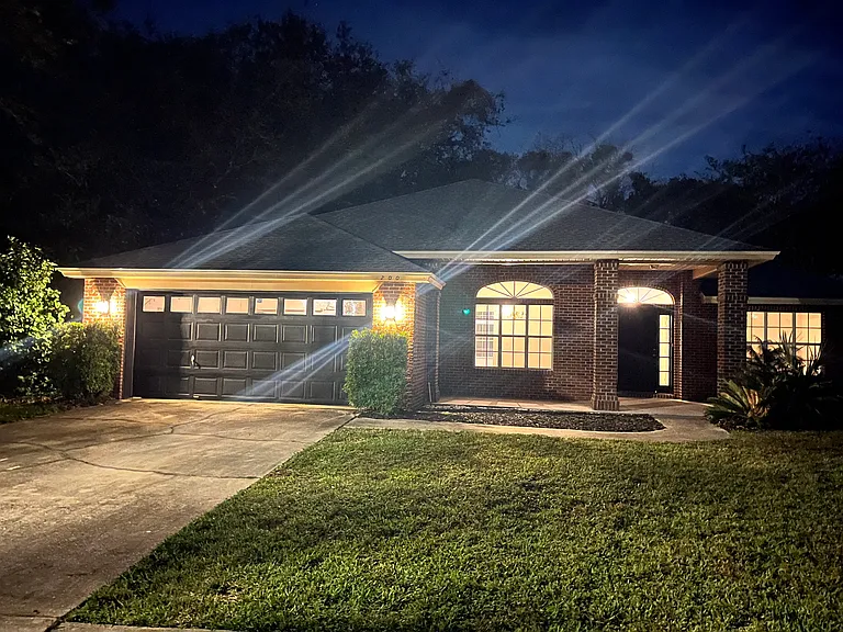 Creek Parke Cir — Photo 1