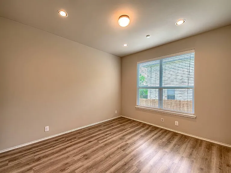 914 Armour Dr — Photo 8