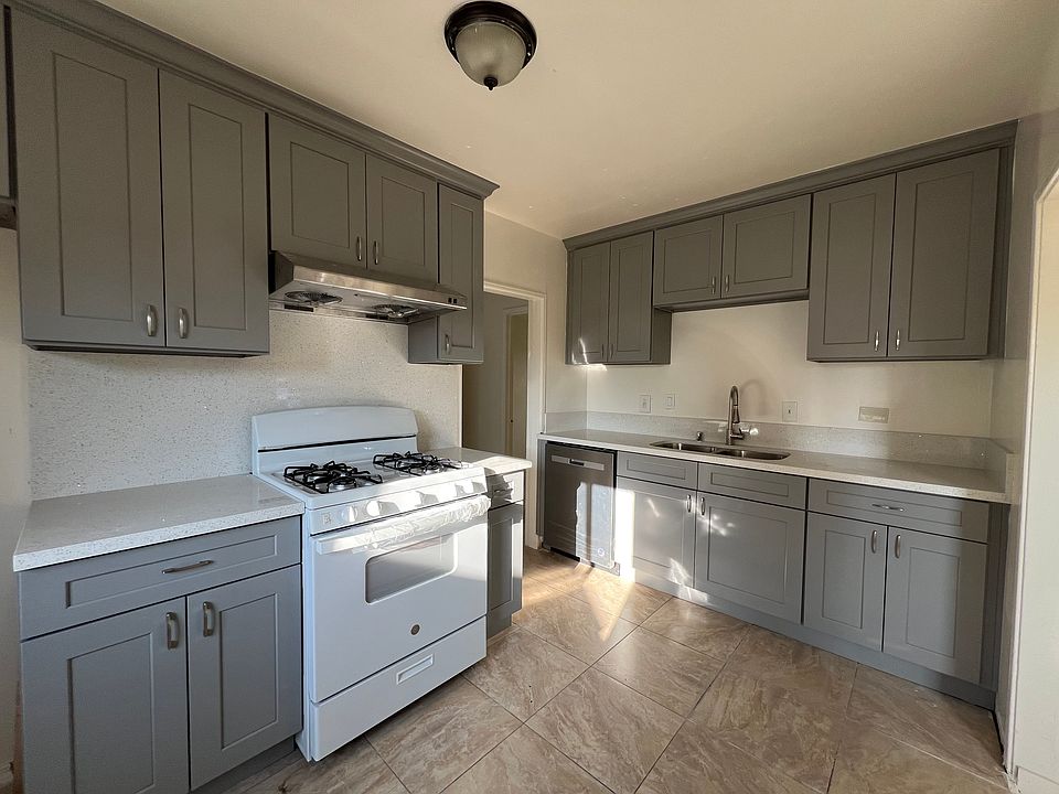 1st image of 125 W Florence Ave