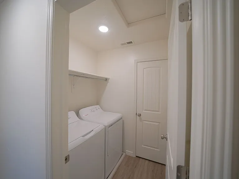 1000 E Bluffview Dr #115 — Photo 2