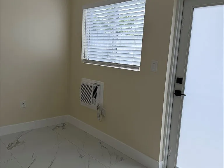 4969 Vincennes St #B — Photo 18