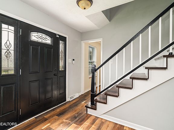3rd image of 604 Fernwood Rd