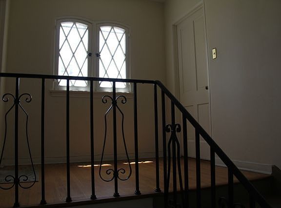 2nd image of 617 W Glenoaks Blvd