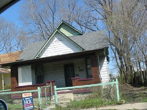 2nd image of 2451 Sheldon St