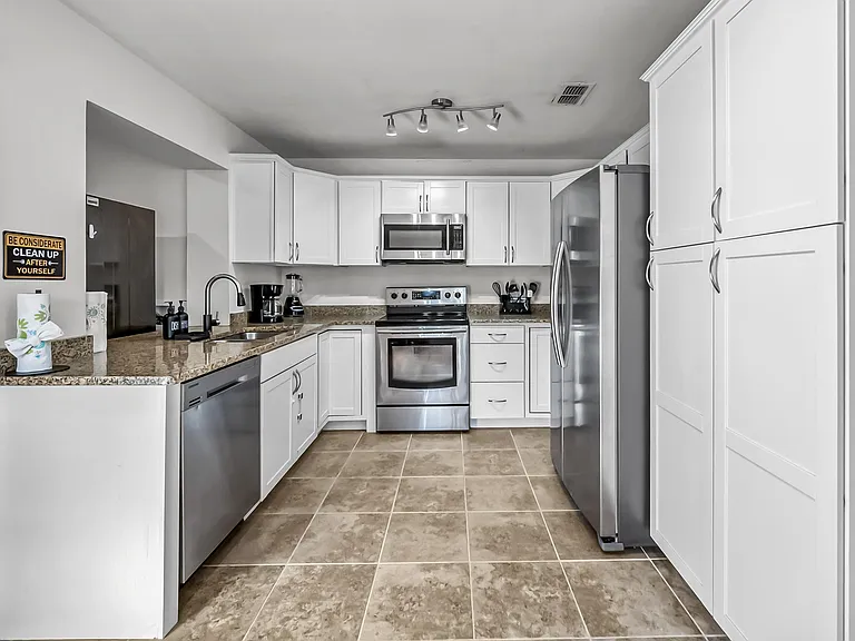Wow! Updated Kitchen !!