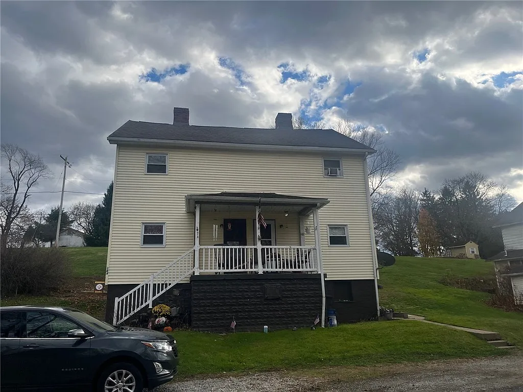 162 Front St photo 1