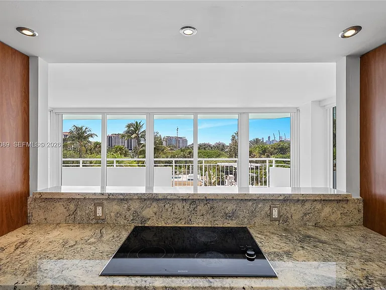 400 S Pointe Dr #409 — Photo 13