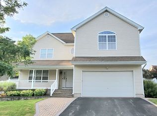 143 Rivendell Ct, Melville, NY 11747