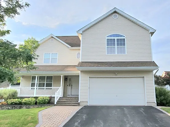 143 Rivendell Ct, Melville, NY 11747