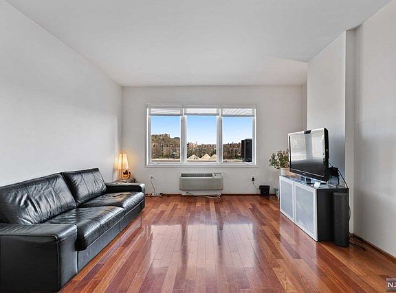 2nd image of 3114 City Pl #3114