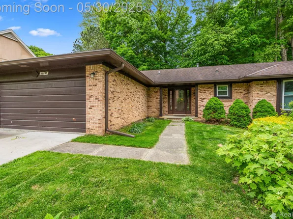 38833 Holsworth Ct, Farmington Hills, MI 48331