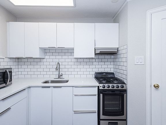 2nd image of 1000 N Lincoln St #10
