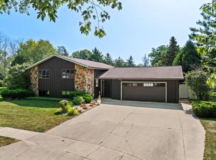 3007 Wildwood Ct, Manitowoc, WI 54220