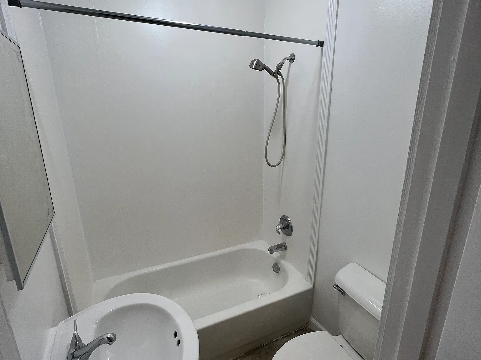 8 bed, 3496 sqft, $4,800 — Photo 3