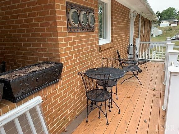 4th image of 46 Myrtle Ln