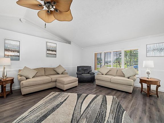 4th image of 697 SE Whitmore Drive