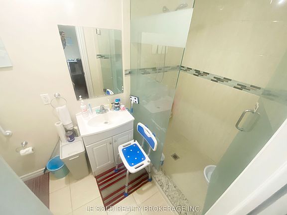 3rd image of 21 Revcoe Dr Floor 2
