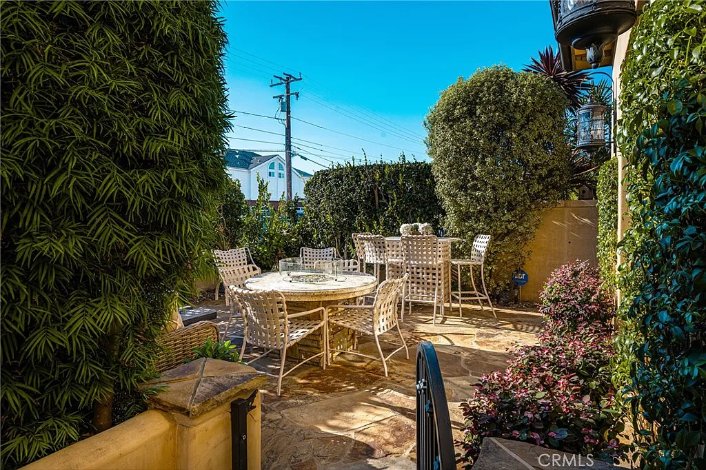 3 bed, 2.5 bath, 2662 sqft, $8,999 — Photo 2
