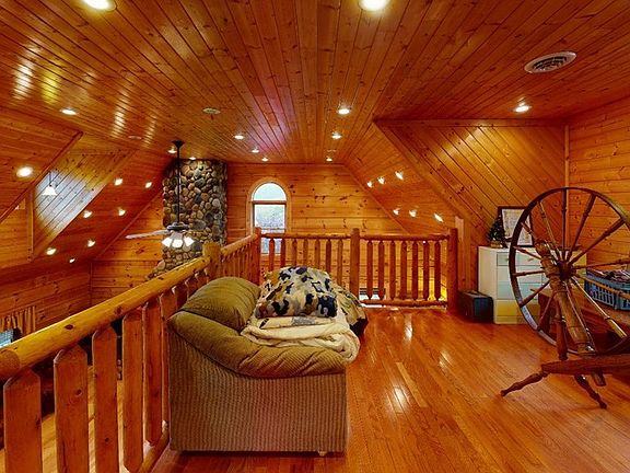 4th image of 37 Cozy Cabin Ln